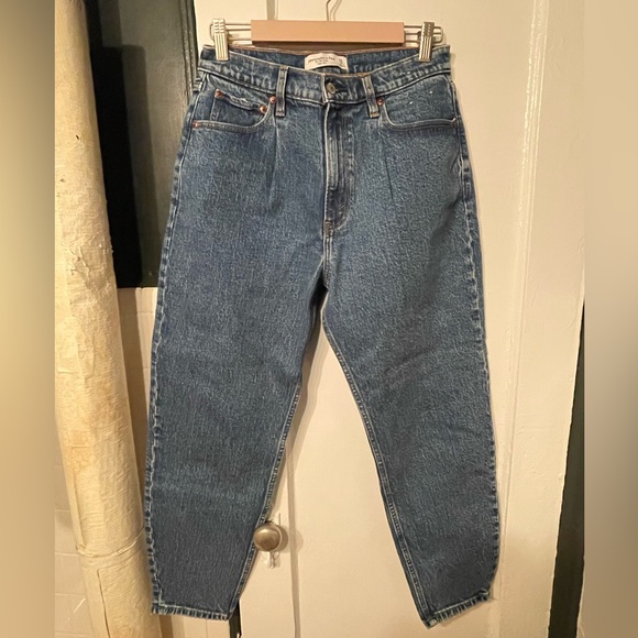 A&F The 80s Mom High Rise Jeans - Picture 2 of 3